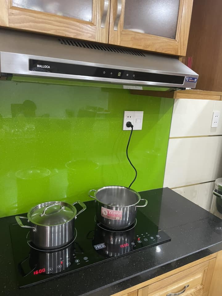 Kỹ thuật viên sự lý sự cố bếp từ Frico mất nguồn 1 bên tại nhà khách hàng
