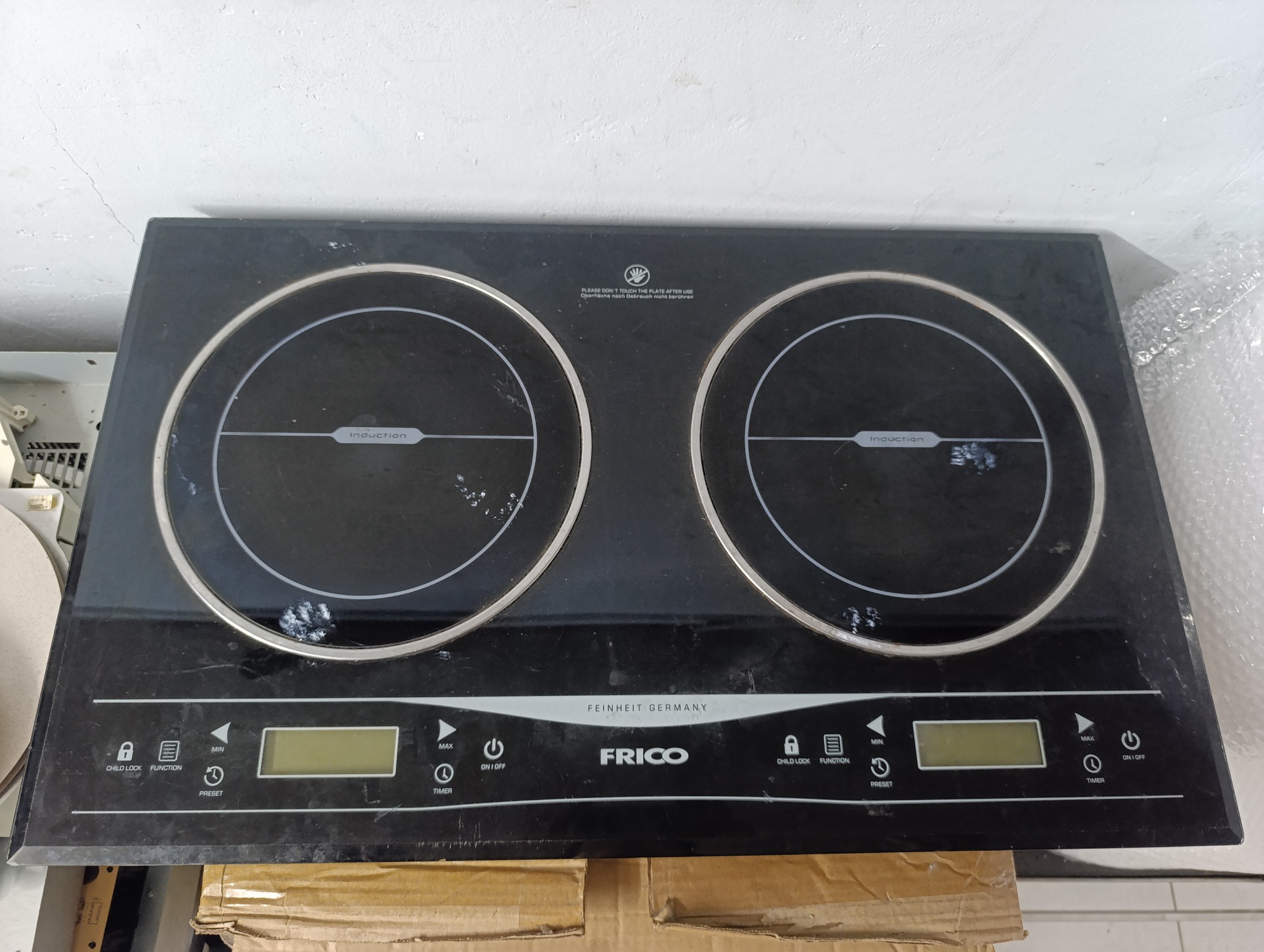 Mặt kính bếp từ FRICO bị nứt khiến nước bị rớt xuống khu vực boar mạch gây mất nguồn điện